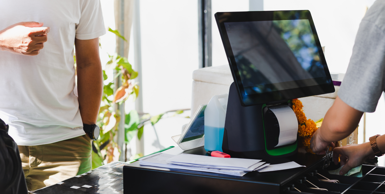 Digitale Kasse im Handelsbetrieb, Tablet-Kasse auf Tresen